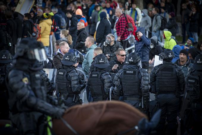 Policisti nadaljujejo zbiranje obvestil o dogodku in bodo v primeru dodatnih zaznanih prekrškov ali kaznivih dejanj ukrepali v skladu z zakonodajo.
 | Foto: Ana Kovač