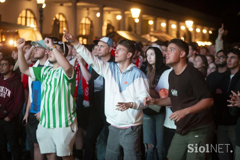 Spremljanje nogometne tekme Slovenija - Portugalska na POgačarjevem trgu v Ljubljani.