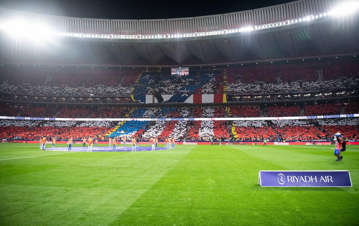 Atletico Madrid | Španski nogometni prvoligaš Atletico Madrid je sporočil, da je navijaču, ki je na nedeljskem mestnem derbiju proti Realu na igrišče odvrgel predmet. | Foto Guliverimage