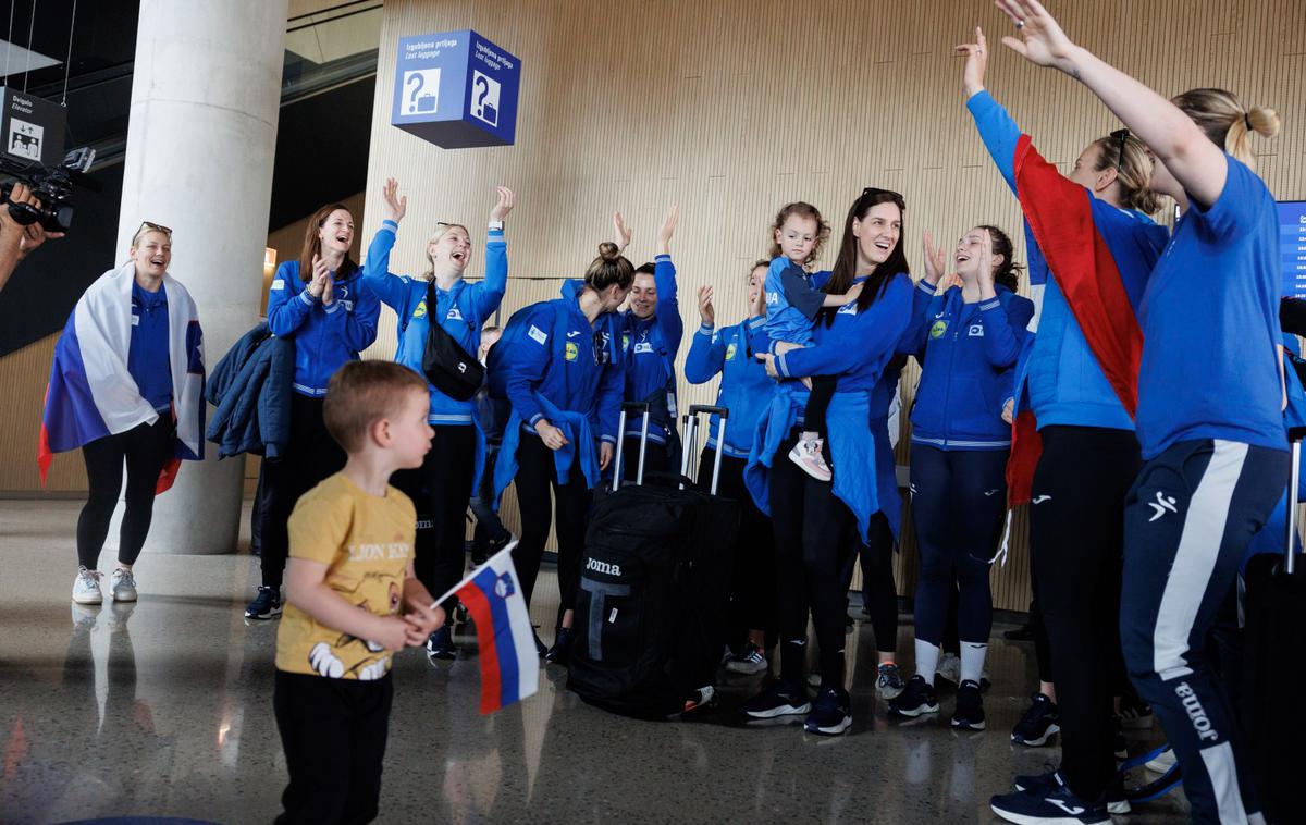 slovenska ženska rokometna reprezentanca sprejem | Slovenske rokometašice so se po velikem uspehu vrnile v domovino. | Foto Nebojša Tejić/STA