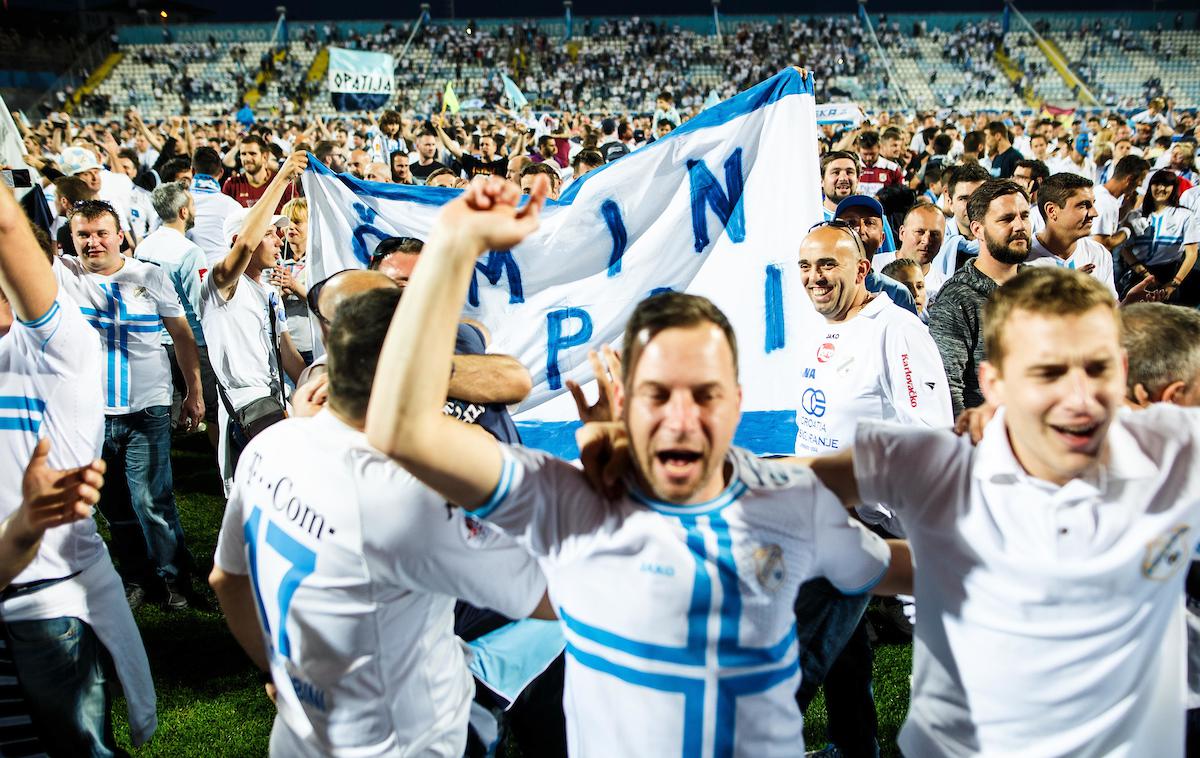 NK Rijeka, Matjaž Kek | Tako so navijači Rijeke proslavljali zgodovinski naslov hrvaškega prvaka, ki ga je Rijeka pod vodstvom Matjaža Keka osvojila 21. maja 2017. Takrat so bile lahko tribune še polne ... | Foto Grega Valančič/Sportida