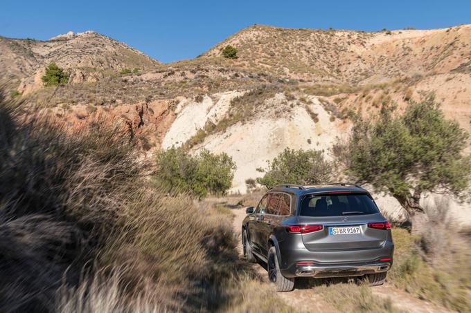 Za zahtevnejše terenske vožnje je opcijsko na voljo štirikolesni pogon 4Matic z reduktorjem. | Foto: Mercedes-Benz