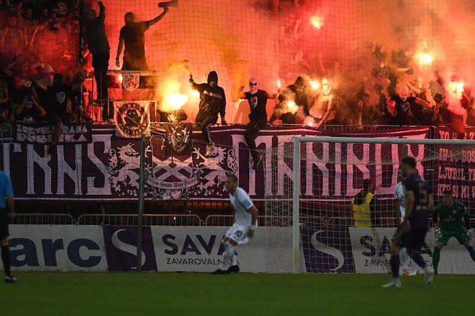 Viole Green Dragons na derbiju | Maribor bo moral zaradi nešportnega in neprimernega vedenja navijačev plačati 700 evrov. | Foto Blaž Weindorfer/Sportida