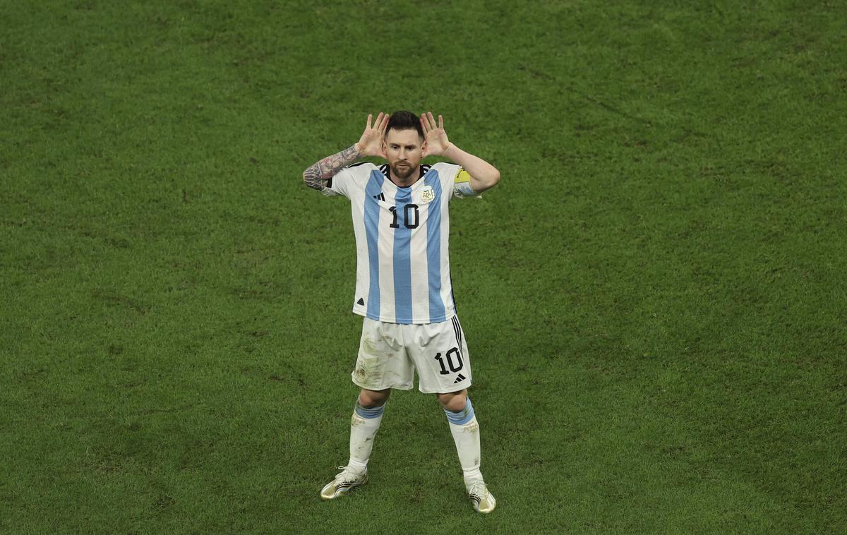 Lionel Messi gesta ušesa | Lionel Messi je z gesto po proslavljanju zadetka za vodstvo Argentine 2:0 poslal jasno sporočilo nizozemskemu selektorju Louisu van Gaalu. | Foto Guliverimage