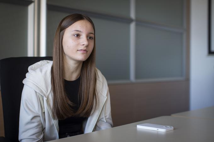 "Pisanje s prijatelji ni slaba stvar, dokler se bolj poznate v živo kot prek zaslona." | Foto: Bojan Puhek