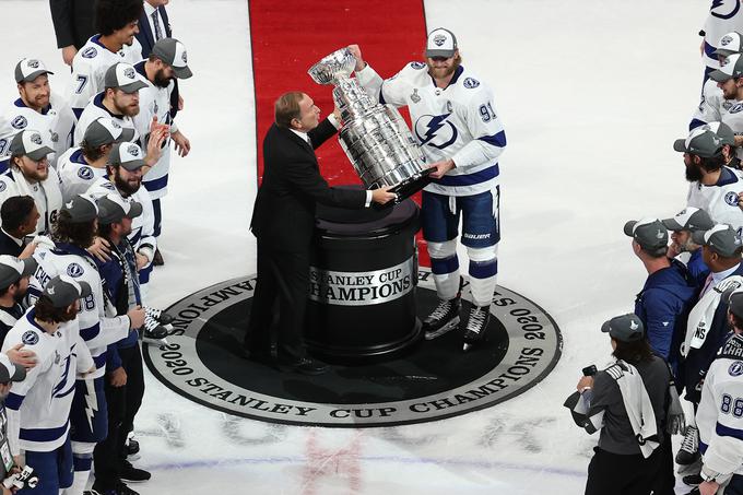 Takole je Steven Stamkos v 12. sezoni s Tampo Bay dvignil prvi Stanleyjev pokal. | Foto: Getty Images