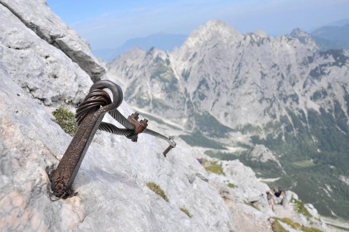 Poškodovanca nikoli ne smemo pustiti poškodovanega na strmem skalnatem pobočju, temveč ga moramo umakniti na varno. | Foto: 