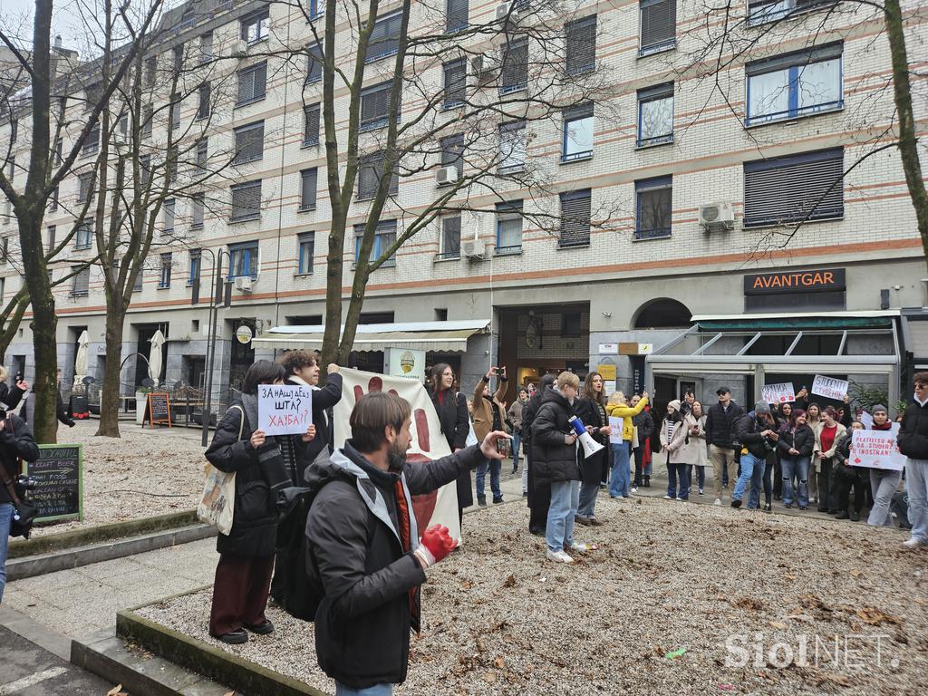 Protesti pred srbsko ambasado v Ljubljani