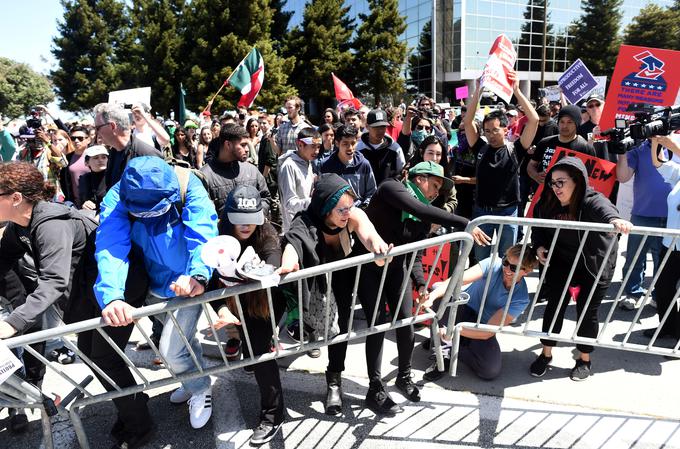 Protestniki so poskušali vdreti na prizorišče konvencije republikanske stranke. | Foto: Reuters