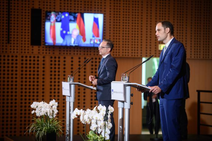 Nemški zunanji minister Heiko Maas (levo) je izrazil upanje, da se bo uspelo Evropski uniji izogniti drugemu valu okužb. | Foto: STA ,