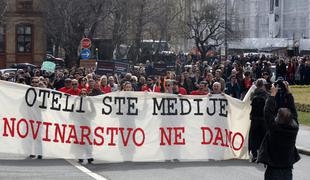 Protest v Zagrebu: hrvaškim politikom 500 ljudi prineslo eno kuverto