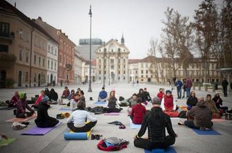 Joga sredi Kongresnega trga