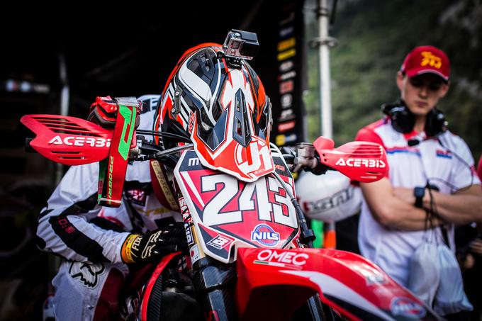 Pred tekmo si Tim Gajser vedno vzame trenutek zase, za umiritev in molitev.  | Foto: Grega Valančič/Sportida