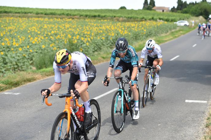 Matej Mohorič | Matej Mohorič si je z Julianom Alaphilippom in Quentinom Pacherjem v začetku etape celo privozil nekaj deset metrov prednosti, a njihov poskus bega ni bil uspešen. | Foto Guliverimage