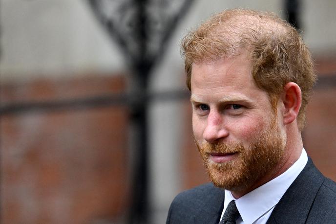 princ Harry | Sin kralja Karla III. in pokojne princese Diane se je pred nekaj leti po poroki z ameriško igralko Meghan Markle odpovedal kraljevim dolžnostim in se preselil v ZDA. S kritikami na račun kraljeve družine je par na Otoku povzročil precej razburjenja, pod vprašajem je bila tudi Harryjeva udeležba na kronanju. | Foto Reuters