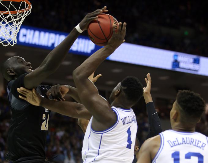 Fall je v ligi NCAA takole zaustavil tudi Ziona Williamsona, ki je pretekli mesec postal prvi izbor nabora. | Foto: Reuters