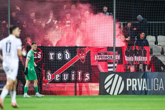 Tekmo na Reki so igrali za zaprtimi vrati, tako da navijaška skupina Red Devils ni mogla spremljati srečanja. | Foto: Aleš Fevžer