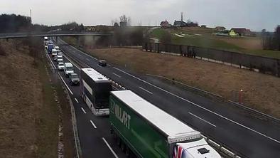 Pozor! Nesreča osebnega in tovornega vozila na pomurski avtocesti.#foto