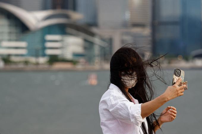 Še selfie, medtem ko se supertajfun približuje Hongkongu. | Foto: Reuters