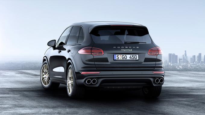 Serija platinum edition je na voljo v kombinaciji s 3,0-litrskim dizelskim motorjem V6 (193 kilovatov) ali v hibridni različici cayenne S E-hybrid. Ta ponuja 416 "konjev" oziroma 306 kilovatov sistemske moči. V kombinaciji elektromotorja in bencinskega stroja V6 je po tovariških obljubah oziroma meritvenem ciklu NEDC zmožen stokilometrsko razdaljo prevoziti s povprečno porabo 3,4 litra goriva in 20,8 kilovatne ure. Pri tem naj bi na vsak kilometer za seboj pustil le 79 gramov ogljikovega dioksida.  | Foto: Porsche