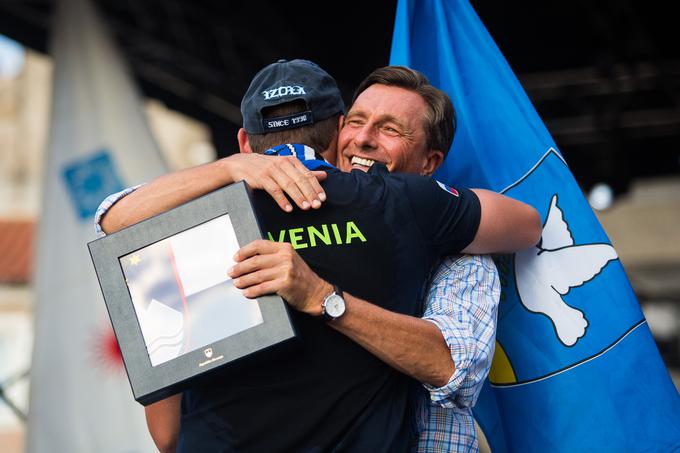 Predsednik Borut Pahor je Žbogarju izročil slovensko zastavo. | Foto: Žiga Zupan/Sportida