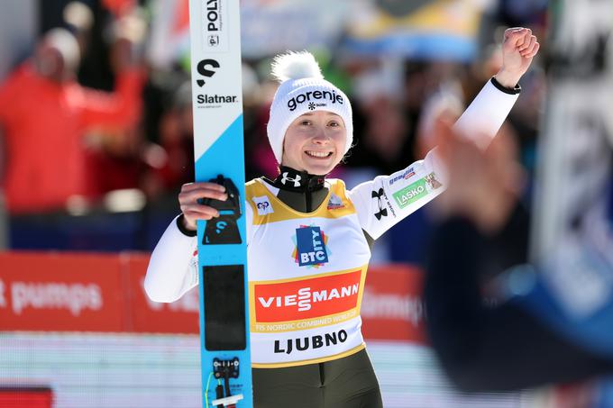 Nika Prevc, najboljša smučarska skakalka na svetu in vodilna v skupnem seštevku točk za svetovni pokal, bi lahko zaradi mladosti nastopila tudi na MSP v Planici, a se je odločila, da se bo osredotočila na nadaljevanje sezone med članicami.  | Foto: www.alesfevzer.com