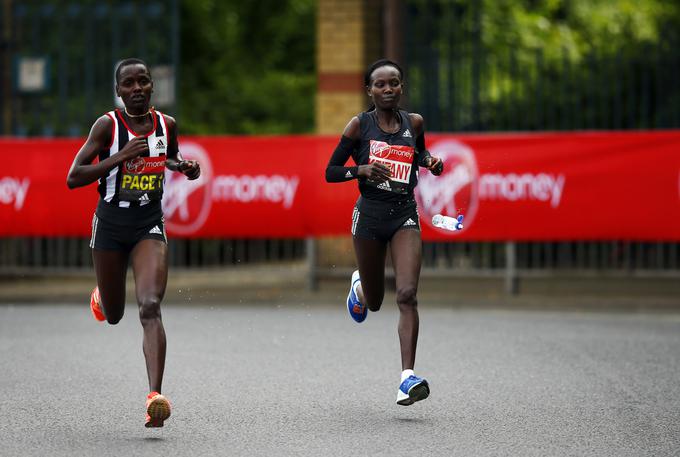 Mary Keitany in njena narekovalka tempa za zdaj tečeta izjemno. | Foto: Reuters