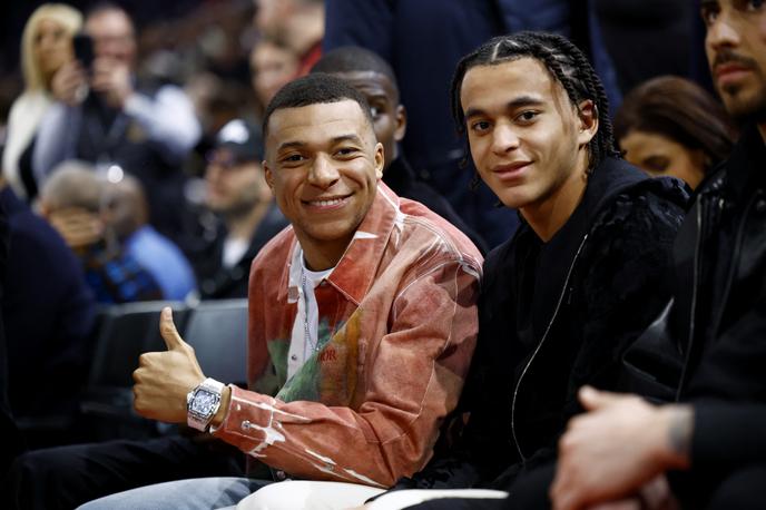 Cleveland Brooklyn Pariz NBA Mbappe | Kylian Mbappe nastopa pri PSG skupaj z mlajšim bratom Ethanom, s katerim sta si nedavno ogledala košarkarski dvoboj lige NBA med Clevelandom in Brooklynom v Parizu. | Foto Reuters