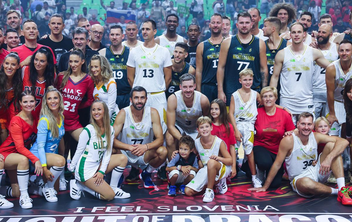 Noč zmaja | Goran Dragić in vsi udeleženci ekshibicijske tekme, s katero je sklenil bogato košarkarsko pot. V Ljubljani toliko košarkarskih zvezdnikov še ni bilo na kupu. | Foto www.alesfevzer.com