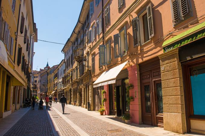 Via Rastello oziroma Raštel je ulica, posejana s trgovskimi in gostinskimi lokali, ki vodi do Trga zmage oziroma Travnika. | Foto: Shutterstock