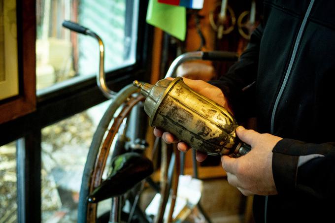 Pokal, ki ga je Fabjanov oče Mirko Fabjan prejel za zmago na kolesarski dirki v Celju 1. avgusta 1943. Fabjan v svoji zbirki hrani več očetovih medalj s kolesarskih dirk.    | Foto: Ana Kovač