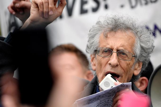 Štiriinsedemdesetletni Piers Corbyn je od začetka obdobja koronavirusne pandemije ušpičil in povedal toliko stvari, da samo razdelek o njegovih pandemičnih aktivnostih na njegovi strani v spletni enciklopediji Wikipedia vsebuje več kot 1.600 besed. | Foto: Reuters