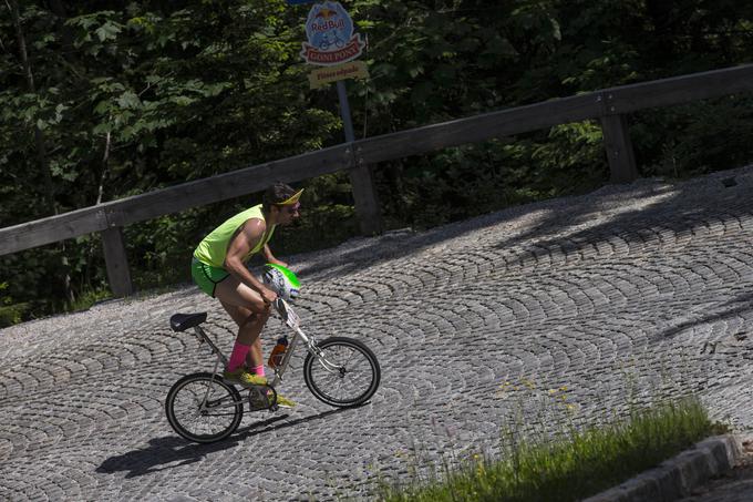 Na Vršič se s ponijem dokazano da prikolesariti, ne da bi stopil dol. Najbolj pomaga vijuganje po vsej širini ceste. A v resnici si na vrhu hitreje, če malo kolesariš na vso moč in nato malo hodiš ter si tako nabereš novih moči za naslednji kolesarski šprint. Tek je prepovedan. | Foto: Stanko Gruden/Red Bull Content Pool