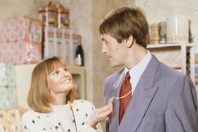 Vlogo dekleta Rodneyja Trotterja (igral ga je Nicholas Lyndhurst) je namesto Elizabeth Hurley dobila Gwyneth Strong. | Foto: IMDb