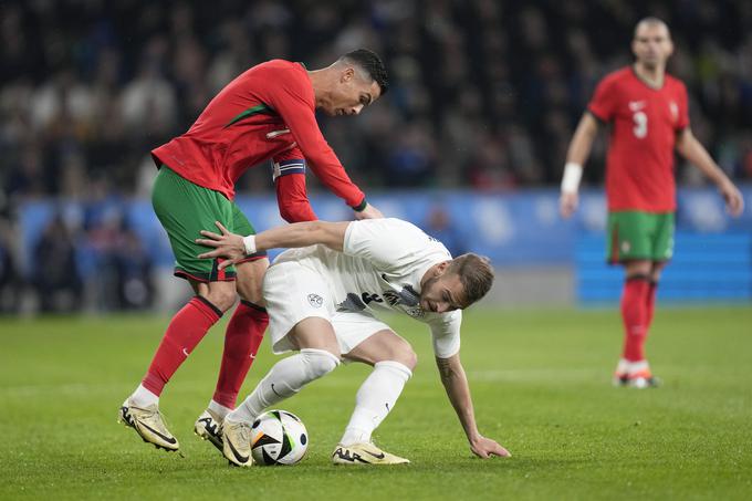 S Portugalsko je na položaju, ki je bil v zaključku kvalifikacij za Euro rezerviran za Jana Mlakarja, zaigral v začetni postavi slovenske reprezentance. | Foto: Guliverimage