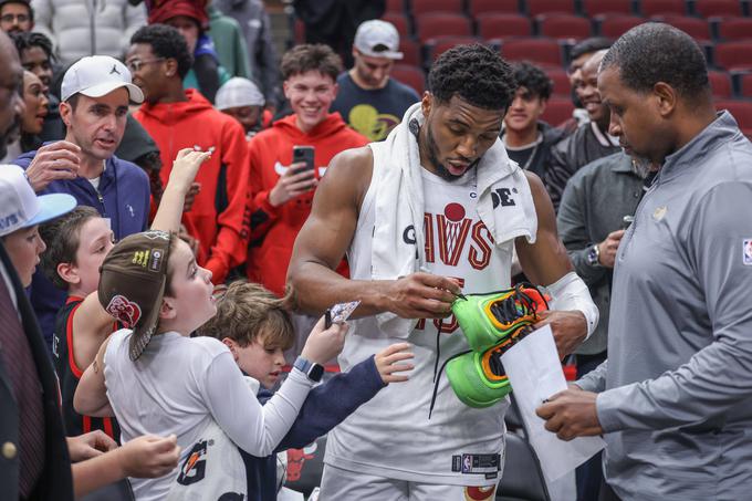 Donovan Mitchell, obkrožen z navijači | Foto: Guliverimage