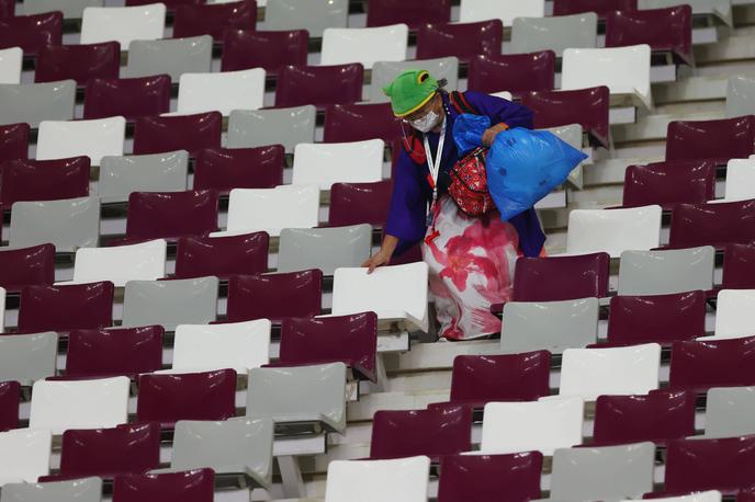 japonski navijači | Japonski navijači so po tekmi z Nemčijo spet navdušili z odstranjevanjem smeti na tribunah.  | Foto Guliverimage