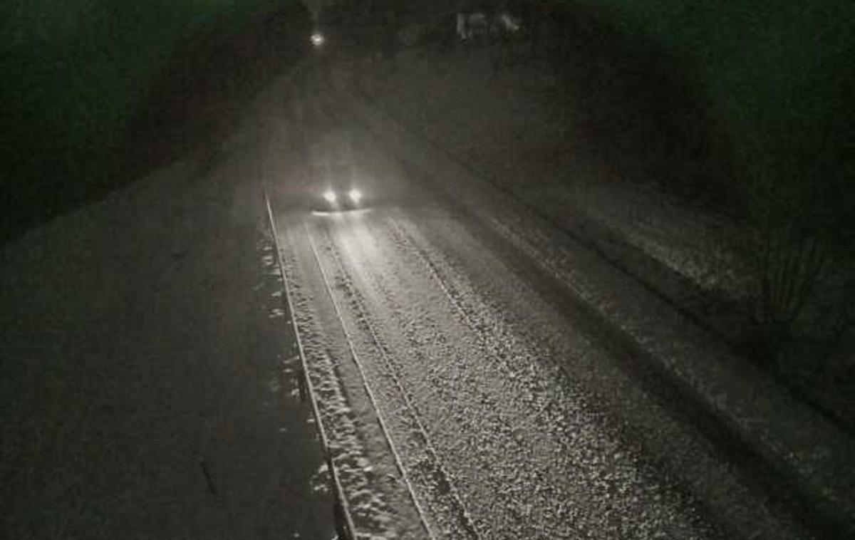 sneg cesta | Danes zjutraj in dopoldne lahko zaradi napovedanega sneženja pričakujemo nevšečnosti na cestah. | Foto DARS