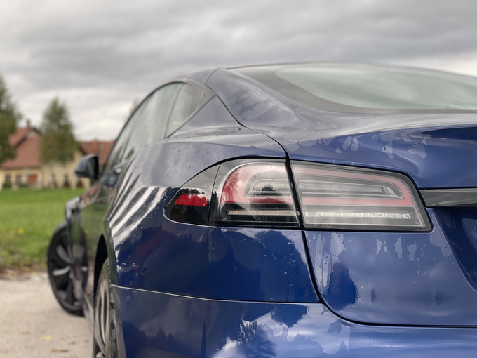 Tesla ima nad mejo sto tisoč evrov le dva nišna avtomobila (model S, model X).
 | Foto: Gregor Pavšič