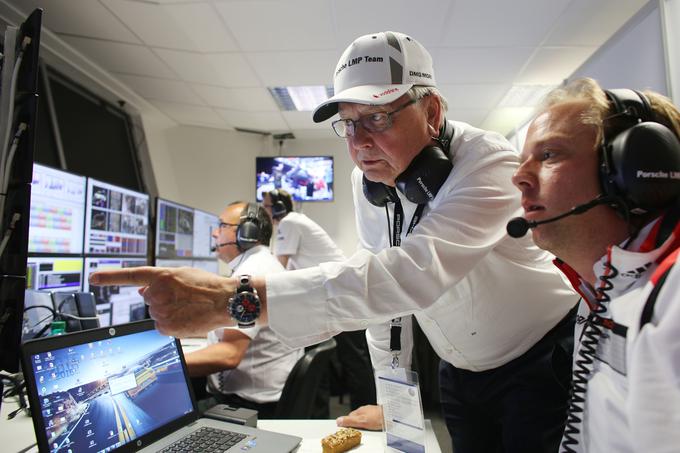 Vsak dirkalnik 919 med 24-urno dirko v boks pošlje 14 gigabajtov podatkov. Na fotografiji iz garaže tudi dr. Wolfgang Porsche, predsednik nadzornega sveta družbe Porsche. | Foto: Porsche