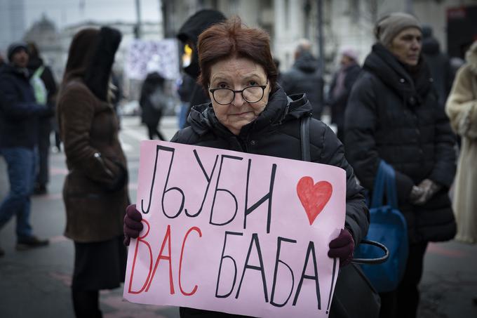 "Vaša babi vas ima rada." Tako piše na transparentu 68-letne upokojenke Branke Terić. "Ni zakona, ni reda, ničesar ni," pravi Branka.  | Foto: Ana Kovač