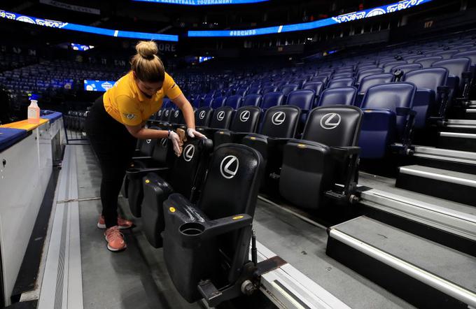 Tudi v ligi NBA, ki jo zaradi izjemnih predstav Luke Dončića spremljajo številni slovenski ljubitelji košarke, je v noči na četrtek prižgala rdečo luč. Liga se za najmanj 30 dni prekinja. Številni košarkarji so v znak solidarnosti s pogodbenimi delavci, ki so zaradi prekinitve lige ostali brez prihodka,  na široko odprli svoje debele denarnice. | Foto: Getty Images