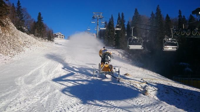 Tudi Vogel se oblači za zimo. Gondola bo po remontu začela obratovati konec prihodnjega tedna, na smuko pa bo treba še malo počakati. | Foto: Facebook