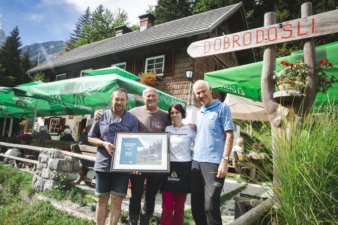 Oskrbnik Mihovega doma na Vršiču Aleš Štefe, predsednik PD Kranjska Gora Marko Kopač, oskrbnica Petra Bratuša in Jože Rovan, predsednik PZS. | Foto: Bojan Puhek