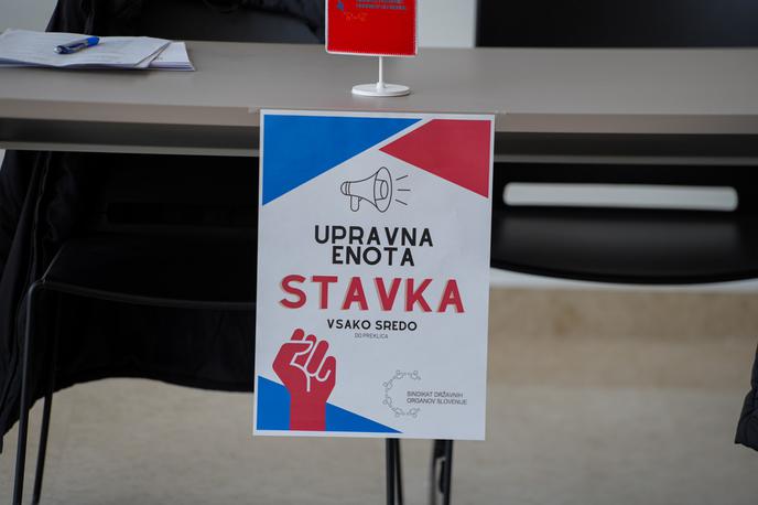 upravna enota, stavka | Vlada in sindikati bodo nadaljevali stebrna pogajanja. | Foto STA