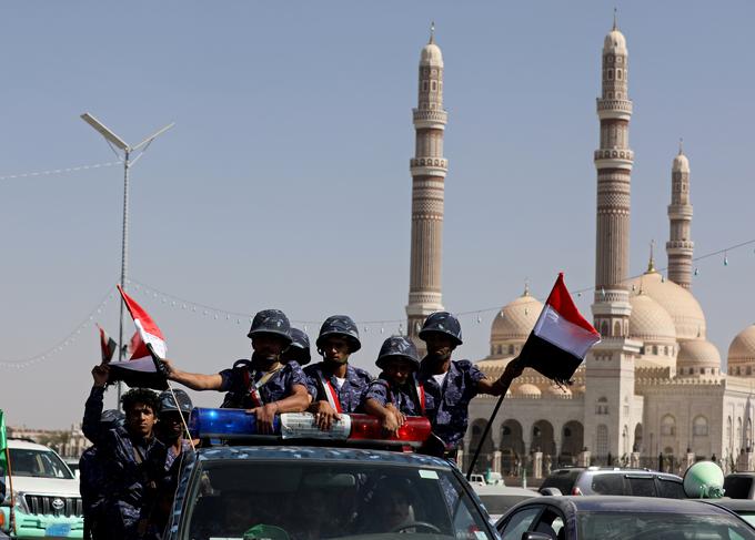 Slogan jemenskih Hutijev je: "Smrt Ameriki, smrt Izraelu, Judje naj bodo prekleti, zmaga Islamu." | Foto: Reuters