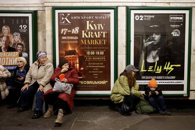 Kijevčani so se pred napadi zatekli tudi na postaje podzemne železnice. | Foto: Reuters