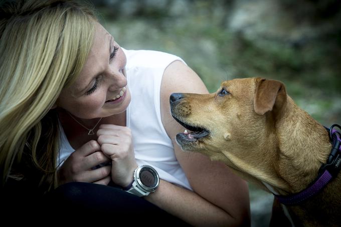 Psička Mona je njena redna spremljevalka na raziskovalnih ekspedicijah. | Foto: Ana Kovač