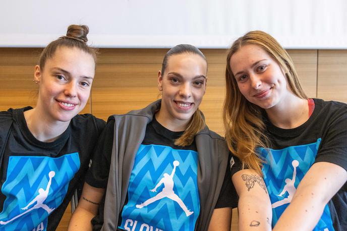 slovenska ženska košarkarska reprezentanca Sara Vujačić, Tina Cvijanović, Hana Ivanuša | Tina Cvijanovič in soigralke se bodo zbrale čez mesec dni. | Foto Vid Ponikvar/Sportida