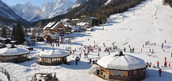 V Kranjski Gori jim je na voljo kar devet prog, te so večinoma le nekaj korakov oddaljene od kranjskogorskih hotelov, še osem pa jih je nedaleč od sosednje vasi Podkoren. Bele strmine so primerne za začetnike in bolj izkušene smučarje. | Foto: 